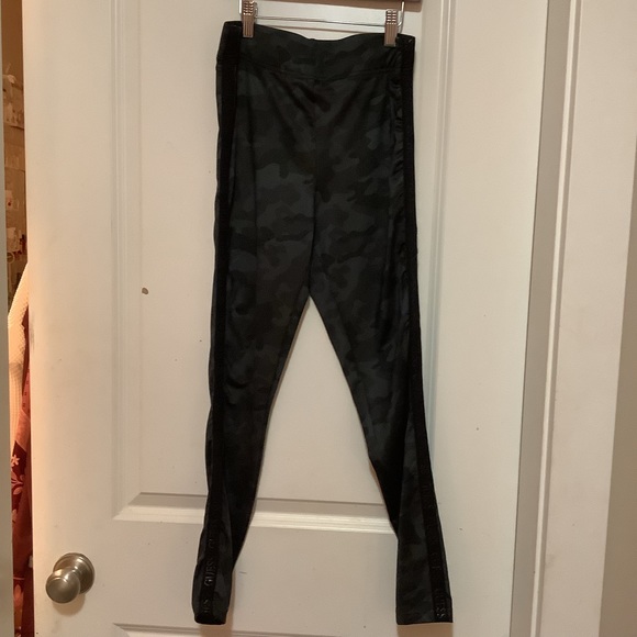 GUESS Leggings, Camouflage w/guess logo tape detail on side - Picture 4 of 8